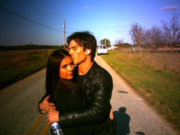 nian-ian-somerhalder-and-nina-dobrev-16535189-604-453